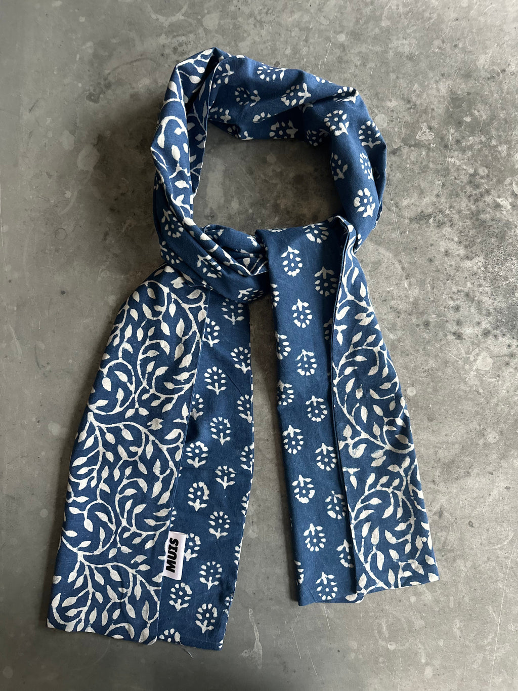 Shawl Indigo Leaves
